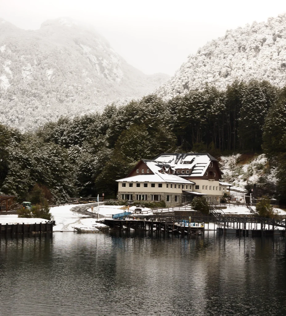 Hotel y muelle de Puerto Blest nevados, al pie de los cerros del brazo Blest.