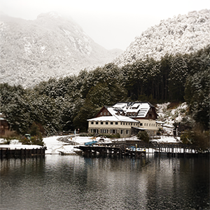 Hotel y muelle de Puerto Blest nevados, al pie de los cerros del brazo Blest.