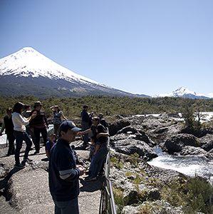 Visitantes en el mirador de los Saltos de Petrohué con el volcán Osorno nevado detrás.