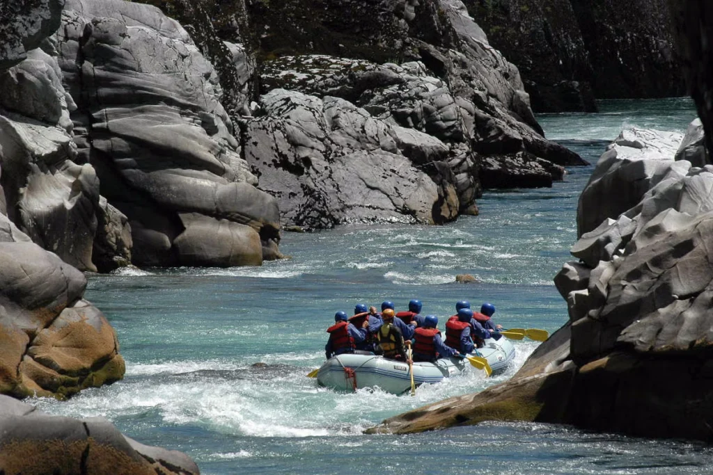 Bote de rafting entre las paredes de roca pulida del cañón del Manso.