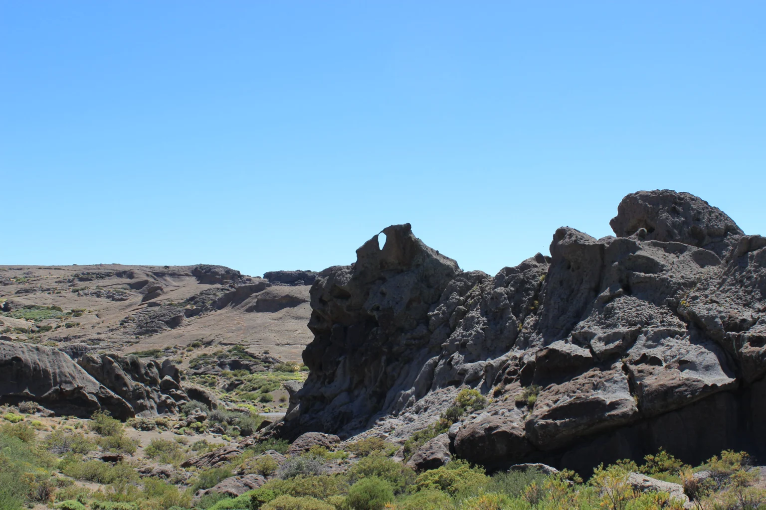 Formaciones rocosas erosionadas en la estepa patagónica, en el tramo del río Limay.