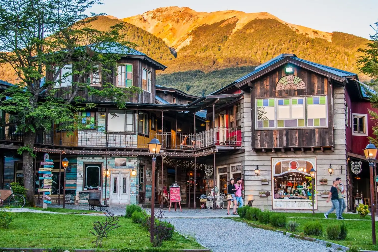 Construcciones de madera y montaña al atardecer en Colonia Suiza, Bariloche.