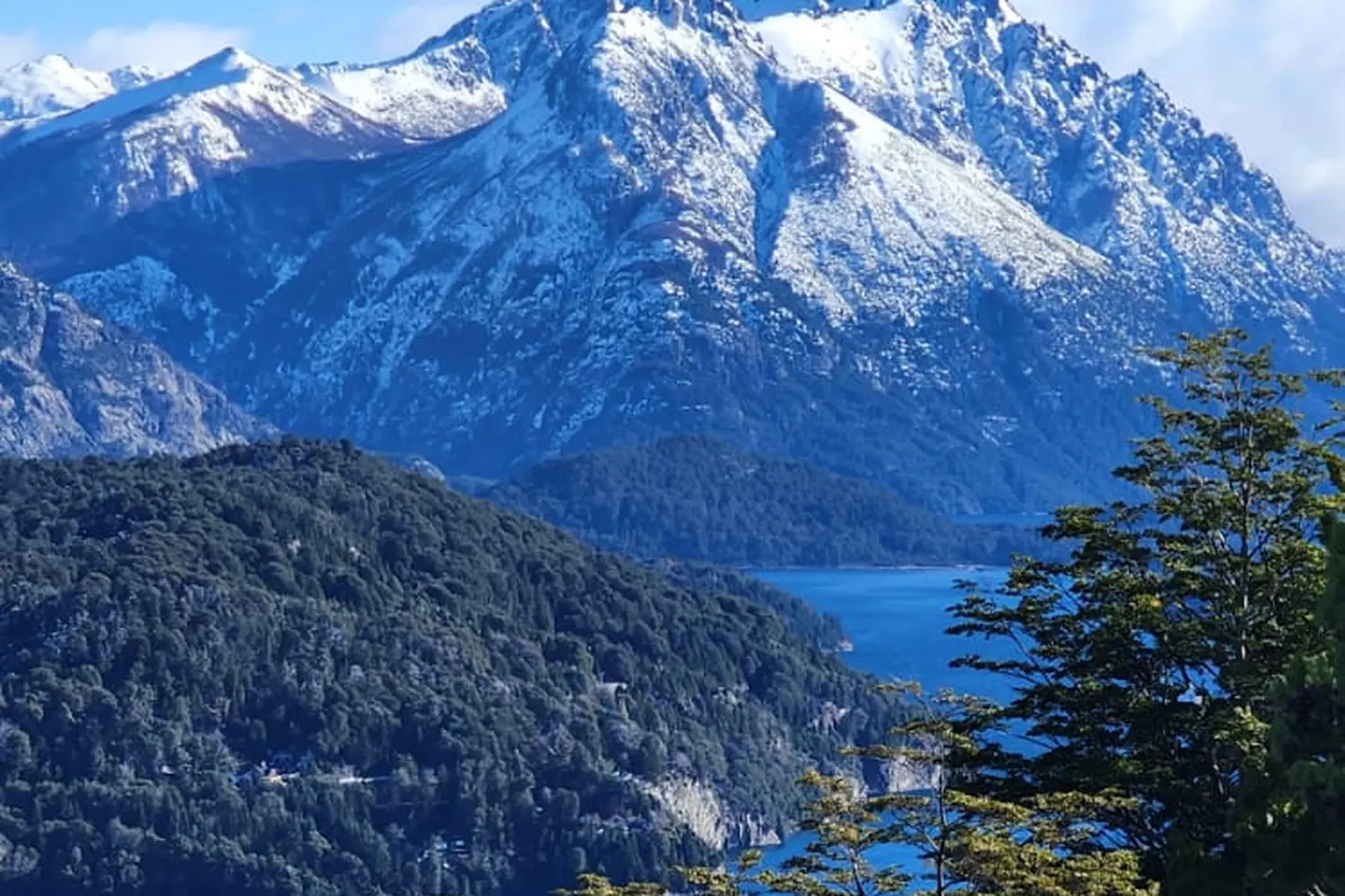 Cerro nevado y lagos vistos desde el Cerro Campanario en el Circuito Chico de Bariloche.