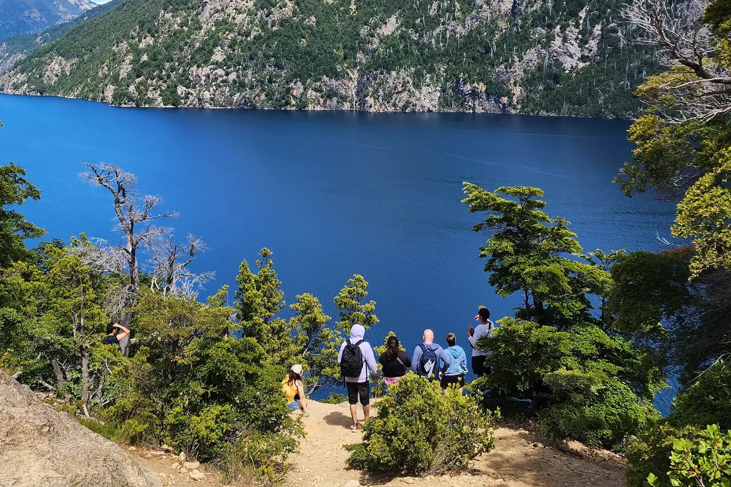 Grupo de turistas en un mirador de la Reserva Municipal Llao Llao durante el trekking del Circuito Chico.
