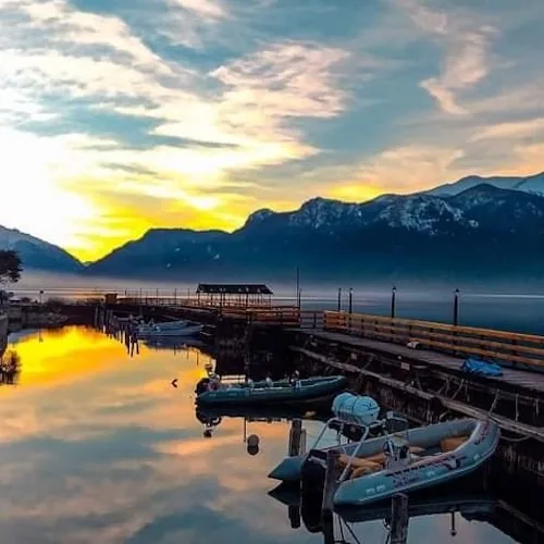 Muelle de Villa Traful al atardecer sobre el lago Traful, Circuito Grande