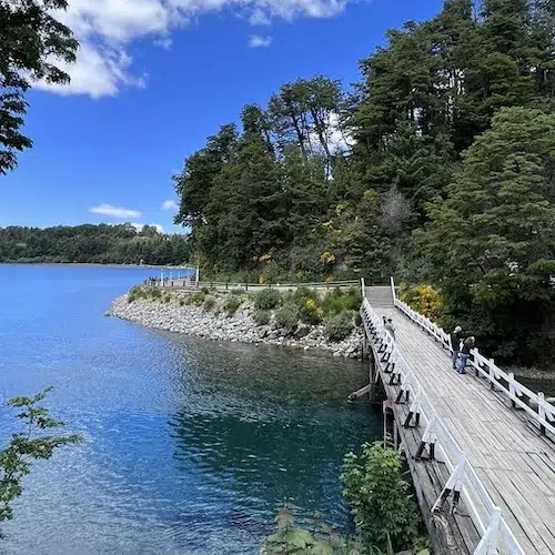 Pasarela peatonal de madera sobre el río Correntoso en Villa La Angostura