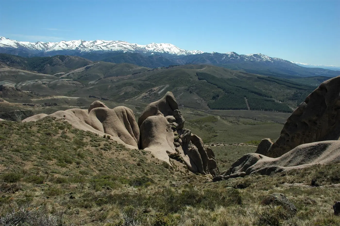 Contrapicado de las cavidades excavadas por la erosión en la roca volcánica.