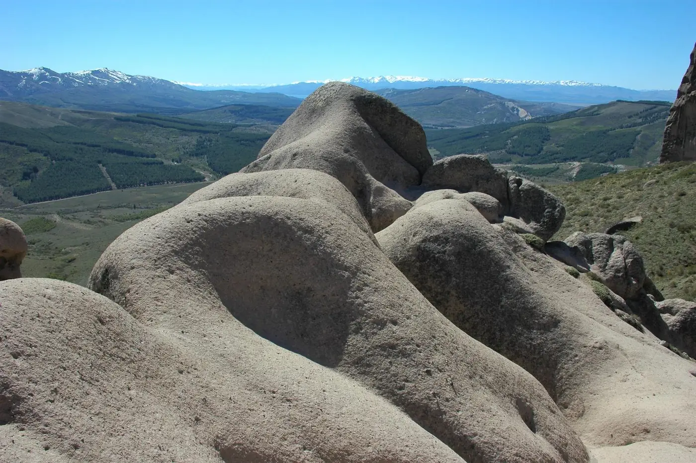 Pasillo entre dos paredones de roca erosionada en el Cerro La Buitrera.