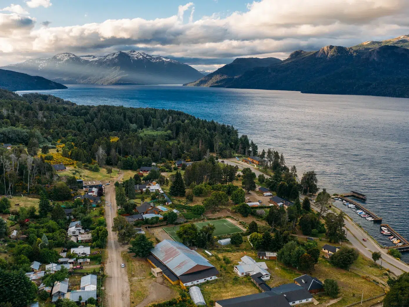 Villa Traful vista desde altura, con el pueblo entre bosque y el lago hacia la cordillera.