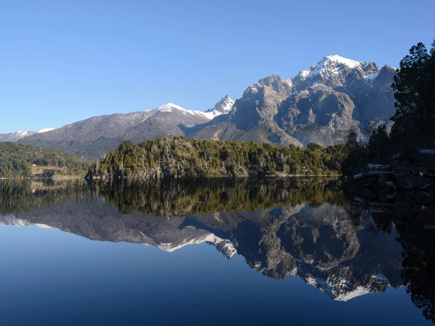 Cerro nevado reflejándose en las aguas quietas del Lago Espejo.