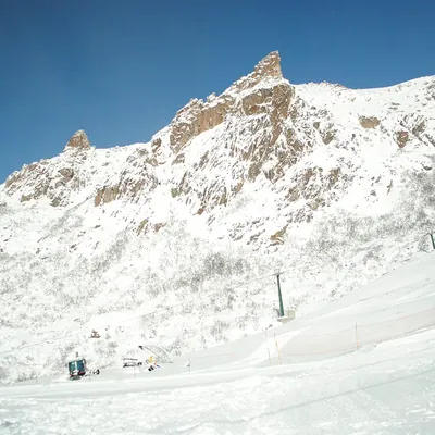 Pistas de esquí y medios de elevación del centro de esquí Cerro Catedral en invierno.