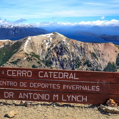Vista del Lago Gutiérrez y los cerros del Nahuel Huapi desde las laderas del Cerro Catedral.