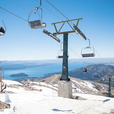 Aerosilla del Cerro Catedral con el Lago Nahuel Huapi al fondo.