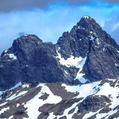 Agujas de roca del Cerro Catedral nevadas, vistas desde Villa Catedral en Bariloche.